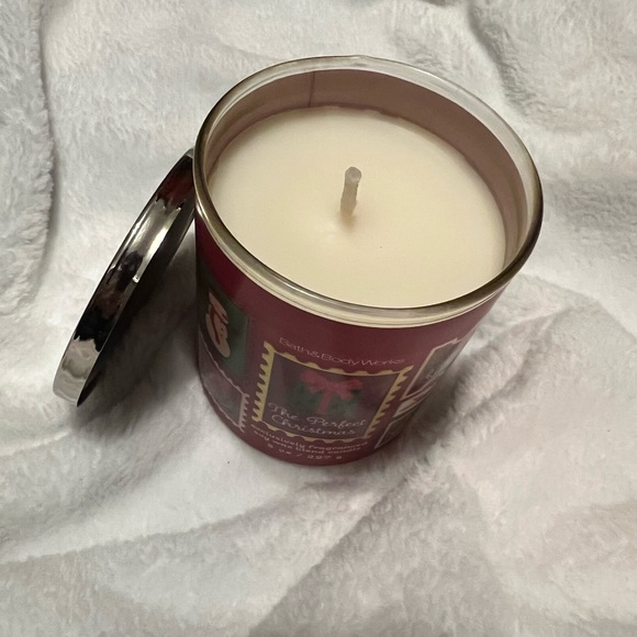 Bath & Body Works The Perfect Christmas 8 OZ Candle - Picture 3 of 4
